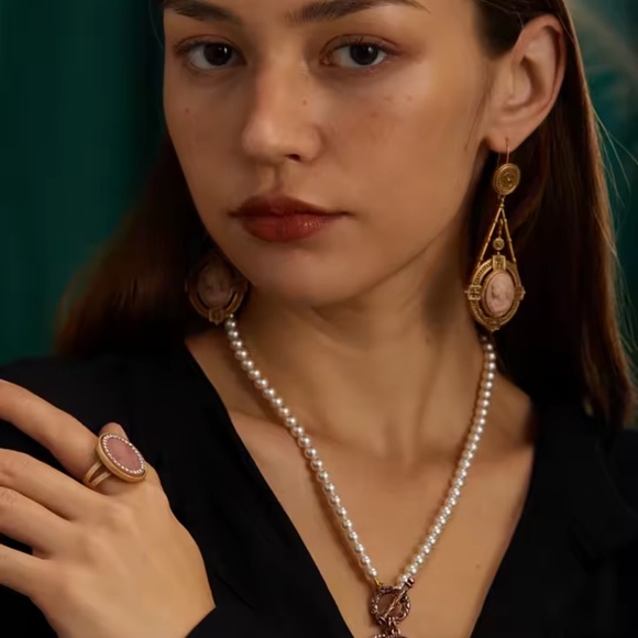 Vintage Aristocrat’s Cameo Antique Brass Masterpiece Ring - Picture 4 of 9